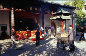 Tempel der 6 Banyan-Bäume - grösseres Bild 12K Tempel der 6 Banyan-Bäume -12KB